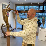 Secouez tout avec moi Marc de Corte sculpture de fille danseuse sculpture contemporaine en bronze femme dansante nue sculpture de jardin à la galerie Art Yi à Bruxelles