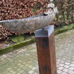 Roi de Kingabwa sculpture monumentale en bronze de bateau de Lieven D'Haese pour l'eau pour sculpture de jardin sculpture contemporaine à la galerie Art Yi à Bruxelles