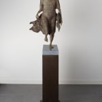Ontbrekende schakel lieven d'haese hedendaagse bronzen sculptuur een jongen die rent met een puzzel sculptuur kindersculptuur kindertijd Art Yi tuin beeldentuin art design kunstgalerie in brussel
