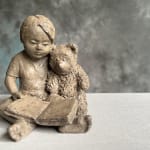 Voorlezen aan mijn teddybeer bronzen sculptuur Sylvie Gaudissart schattig meisje en jongen sculptuur die boeken voorleest aan haar teddybeer Art Yi-galerij Kunstgalerij Brussel