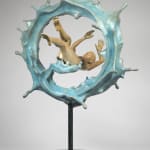 Floating of thought Liang Binbin hedendaagse sculptuur bronzen sculptuur een zwemmende vrouw sculptuur door een watercirkel een blauwe golf sculptuur blauwe zee sculptuur watersculptuur Art Yi galerie Brusselse kunstgalerie