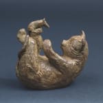 La sculpture de chat patte de chat jouant à la souris mignonne belle sculpture d'animal en bronze contemporain heureux dans l'amour jardin design d'intérieur sophie verger