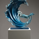 machtige golven hedendaagse bronzen sculptuur Liang Binbin Chinese kunstenaar blauwe zee sculptuur een mooi meisje zwemmen of surfen in een grote golf sculptuur kunst