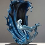 puissantes vagues sculpture contemporaine en bronze Liang Binbin artiste chinois sculpture de la mer bleue une belle fille nageant ou surfant dans une grande vague sculpture art