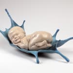doux rêves bébé sculpture Liang Binbin mignon bébé dormant sur l'eau bleue sculpture en bronze sculpture contemporaine Galerie Art Yi Galerie d'art de Bruxelles