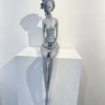 répondez-moi hedwige leroux sculpture contemporaine bronze art belle et fine femme regardant sur son smartphone et attendant une réponse art yi art gallery brussels