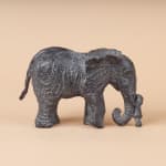Petite Louise et son éléphant version 2 sculpture éléphant de Sophie Verger sculpture enfant sculpture fille une jolie fille touchant le nez de son ami éléphant sculpture contemporaine en bronze à la galerie Art Yi à Bruxelles galerie d'art