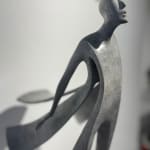 promesse nouvelle sculpture contemporaine d'Isabel Miramonte sculpture en bronze femme sculpture mère sculpture une femme dans le vent devant une mer Galerie Art Yi Galerie d'art de Bruxelles
