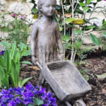 La brouette sculpture sylvie debray Gaudissart sculpture animalière sculpture enfant en bronze contemporaine une fille adorable qui pousse un chariot petite sculpture jardin décoration galerie d'art bruxelles belgique art yi