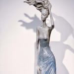 hedwige leroux, weg met de wind, hedendaagse vrouwensculptuur, een mooi jong meisje dat in de wind loopt met haar blauwe jurk naar de hemel vliegt Art Yi-galerij Brusselse kunst yi galerij