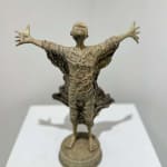 IIXV lieven d'haese sculpture contemporaine en bronze un garçon ouvrant son bras contre le vent pour embrasser une nouvelle aventure sculpture d'enfant sculpture de rêve d'enfance Art Yi galerie d'art à bruxelles