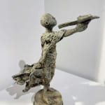 Skulptur des Pilotenjungen Lieven D'haese, zeitgenössische Skulptur, Bronzeskulptur eines kleinen Jungen, der versucht, einen Papierflieger in den Himmel zu werfen, Kinderskulptur, Traum der Kindheit Art Yi-Galerie Brüsseler Kunstgalerie