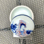 Qing-dynastie Stijl Blauw en Wit en Rood Onderglazuur Figuratief Porseleinen Doos (Onderkant gesigneerd "Kangxi Periode") Tsai Hsiao-fang hedendaagse keramische kunst Aziatische keramische kunst Aziatische porseleinen kunst blauwe keramische vaas blauwe porseleinen vaas kunstcollectie Art Yi galerie Brusselse kunstgalerie
