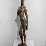 Sculpture femme callipyge d'Isabel Miramontes sculpture contemporaine sculpture en bronze une belle femme en robe sculpture art collection de sculptures Galerie d'art Yi Galerie d'art de Bruxelles