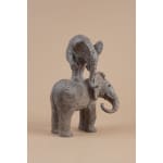 Jouant à saute-mouton Sophie Verger jolie sculpture d'éléphant sculpture animalière sculpture en bronze éléphant heureux sautant sur le dos de l'autre et jouant ensemble Galerie Art Yi Galerie d'art de Bruxelles