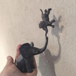 Éléphant assis et son petit sculpture d'éléphant Sophie Verger adorable sculpture animalière sculpture en bronze art déco art animalier collection Galerie d'art Yi Galerie d'art de Bruxelles