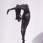 T pour Trust(s) sculpture miniature de danseuse de Marc de Corte sculpture contemporaine en bronze sculpture femme sculpture danse à la galerie Art Yi à Bruxelles