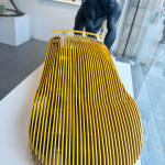 Sculpture de voiture de course de luxe jaune Lambo Jean Paul Kala sculpture de voiture contemporaine Galerie Art Yi Galerie d'art de Bruxelles