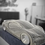 Chirona Scultura di auto da corsa di lusso blu Safari Jean Paul Kala scultura di auto contemporanea Galleria Art Yi Galleria d'arte di Bruxelles