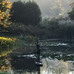 inboorling mooi meisje op een boot hedendaags brons tuinbeeld monumentaal beeldhouwwerk isabel miramontes tuindecoratie ontwerp zwembad stoel kunst yi galerij brussel