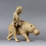 jolie fille et hippopotame marchant vers la natation sculpture contemporaine en bronze design d'intérieur galerie d'art sophie verger bruxelles