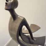 Promesse Isabel Miramontes sculpture de jardin sculpture contemporaine de femme sculpture de mer sculpture de vent une femme en robe ou une mère contre le vent marin faisant une promesse à son enfant pleine de liberté et d'amour Galerie Art Yi Galerie d'art de Bruxelles