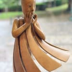 Angelo passa Isabel miramontes ragazza danzante scultura scultura monumentale scultura da giardino scultura contemporanea in bronzo una bella ragazza sorpresa del suo vestito che salta in aria per il vento Galleria Art Yi Galleria d'arte di Bruxelles