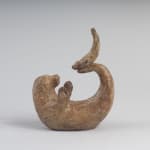 Zeehond en haar babyzeehondsculptuur, zeediersculptuur van Sophie Verger, bronzen sculptuur, hedendaagse sculptuur, zeehondenfamilie die samen speelt, kunstdecoratie, in de kunstgalerie Art Yi in Brussel