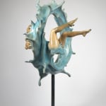Floating of thought Liang Binbin scultura contemporanea scultura in bronzo una donna che nuota scultura attraverso un cerchio d'acqua una scultura di onda blu scultura di mare blu scultura d'acqua Galleria Art Yi Galleria d'arte di Bruxelles