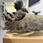 meester van de snelheid racewagen sculptuur van Lieven D'Haese een jongen bestuurt een racewagen hedendaagse sculptuur bronzen sculptuur Art Yi Gallery Brusselse kunstgalerie