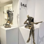 Isabel Miramontes hedendaagse bronzen sculptuur abstracte kunst muzikant sculptuur rock my heart een muzikant die viool speelt en gitarist sculptuur van Jacques Van Den Abeele in Art Yi galerie in Brussel