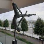 Manières libres d'être Marc de Corte sculpture femme dansante sculpture fille sculpture couple danse sculpture humaine nue sculpture de jardin sculpture bronze sculpture contemporaine Galerie Art Yi Galerie d'art de Bruxelles