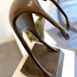 Isabel miramontes sculpture contemporaine en bronze art abstrait sculpture décoration design minimalisme un homme volant ou se dirigeant vers le ciel par une coup de vent