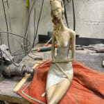 Stand by me vrouw sculptuur Hedwige Leroux hedendaagse kunst hedendaagse sculptuur interieurontwerp een sculptuur van een jong stadsmeisje dat in jeans ligt en naar muziek luistert een meisje dat zit en met haar koptelefoon naar muziek luistert Galerie Art Yi Brussels Art Gallery