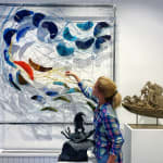 het verhaal van water hedendaagse kunst wandinstallatie glaskunst mixed media maison Fabienne Decornet interieur abstracte kunst blauwe vissen zwemmen in de zee Art Yi-galerij Kunstgalerij Brussel