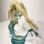 Herz des Horizonts Liang Binbin zeitgenössische Skulptur Bronzeskulptur eine schwimmende Frau Skulptur springt in einen Wasserkreis, der mit der blauen Aquawelle und dem Meer eine Herzform der Liebe bildet Skulptur Wasserskulptur Art Yi-Galerie Brüsseler Kunstgalerie