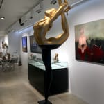 P voor Patience gouden sculptuur Marc de Corte dansende vrouw sculptuur meisje sculptuur koppel dans sculptuur naakt mens sculptuur tuinsculptuur bronzen sculptuur hedendaagse sculptuur Art Yi-galerij Kunstgalerij Brussel