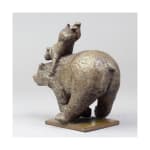 Scultura di orso da corsa in bronzo contemporaneo animale rapidamente carino e adorabile Sophie Verger
