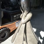Angelo passa Isabel miramontes ragazza danzante scultura scultura monumentale scultura da giardino scultura contemporanea in bronzo una bella ragazza sorpresa del suo vestito che salta in aria per il vento Galleria Art Yi Galleria d'arte di Bruxelles