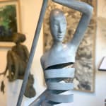 inboorling mooi meisje op een boot hedendaags brons tuinbeeld monumentaal beeldhouwwerk isabel miramontes tuindecoratie ontwerp zwembad stoel kunst yi galerij brussel