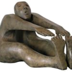 Isabel miramontes sculpture contemporaine en bronze art abstrait sculpture décoration design minimalisme un homme assis et s'étirant yoga atteignant le bout du monde