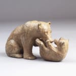 Tickles mère ours mignonne joue avec un adorable ours bébé animal sculpture contemporaine d'ours en bronze sophie verger