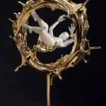 Flottant de pensées sculpture contemporaine en bronze sculpture godern d'un cercle d'eau et d'une femme blanche nue nageant de Liang Binbin artiste sculpteur chinois