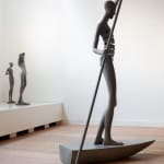 inboorling mooi meisje op een boot hedendaags brons tuinbeeld monumentaal beeldhouwwerk isabel miramontes tuindecoratie ontwerp zwembad stoel kunst yi galerij brussel