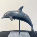 sculpture en bronze dauphin Sylvie Gaudissart dauphin mignon sautant hors de l'eau sculpture de poisson sculpture animale art Galerie Art Yi Galerie d'art de Bruxelles