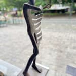 Isabel Miramontes hedendaagse bronzen sculptuur abstracte kunst muzikant sculptuur rock my heart een muzikant die viool speelt