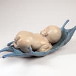Süße Träume Babyskulptur Liang Binbin süßes Baby schläft auf blauem Wasser Bronzeskulptur zeitgenössische Skulptur Art Yi Galerie Brüsseler Kunstgalerie