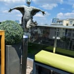 Fast fliegend, Lieven d'Haese, Fliegenskulptur, Fliegerkind, Traum von der Fliege, zeitgenössische Bronzeskulptur, monumentale Gartenskulptur, Gartenskulptur, Gartengestaltung Art Yi Kunstgalerie in Brüssel
