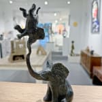 Zittende olifant en zijn kleintje olifant sculptuur Sophie Verger schattig dier sculptuur bronzen sculptuur kunst decoratie dieren kunstcollectie Art Yi Gallery Brusselse kunstgalerie