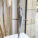 verleiding hedwige leroux hedendaagse beeldhouwkunst mooie en fijn geklede vrouwen bronzen beeld kunst yi art gallery brussel